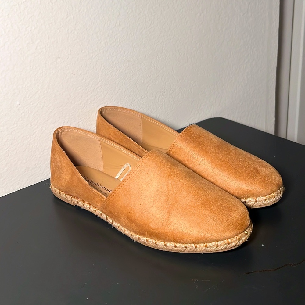 The Fashion Supply Comfort Sole Shoe (size 9)
